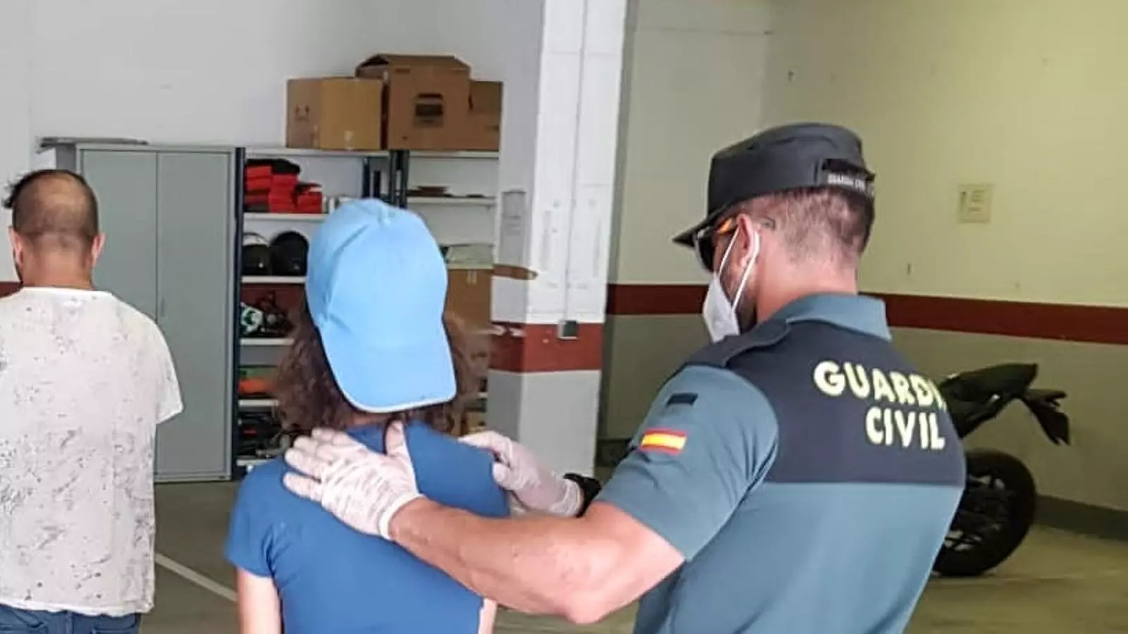Moment en que van detenir tres persones més implicades en el cas de violència masclista d'Inca.