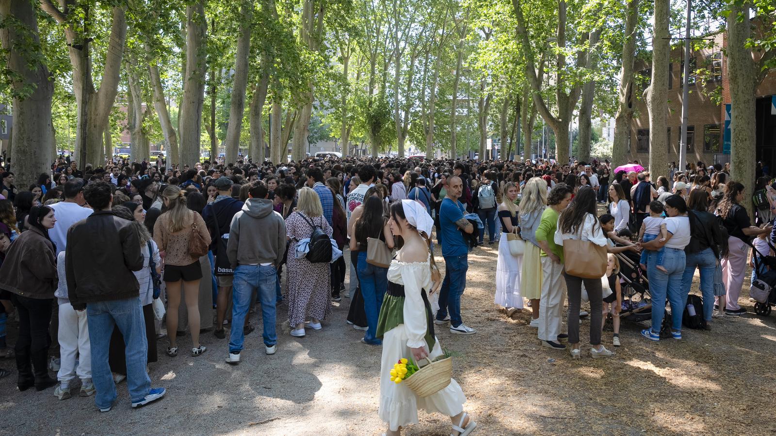 Cola de gente en Girona, por el casting de 'Enredados'