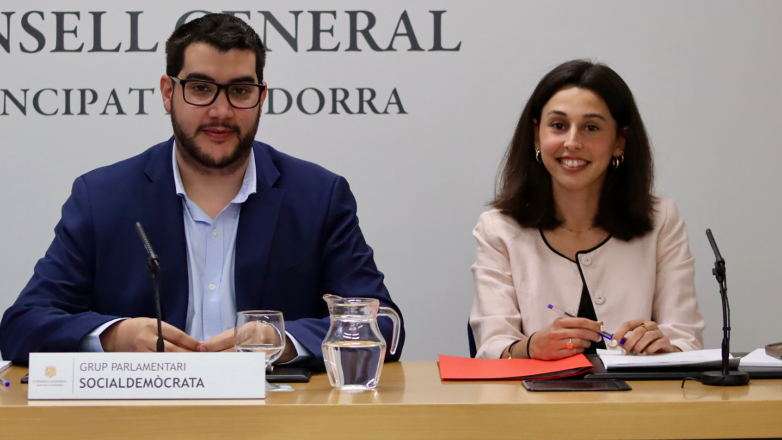 Els consellers generals del Grup Parlamentari Socialdemòcrata, Pere Baró i Laia Moliné, durant la roda de premsa
