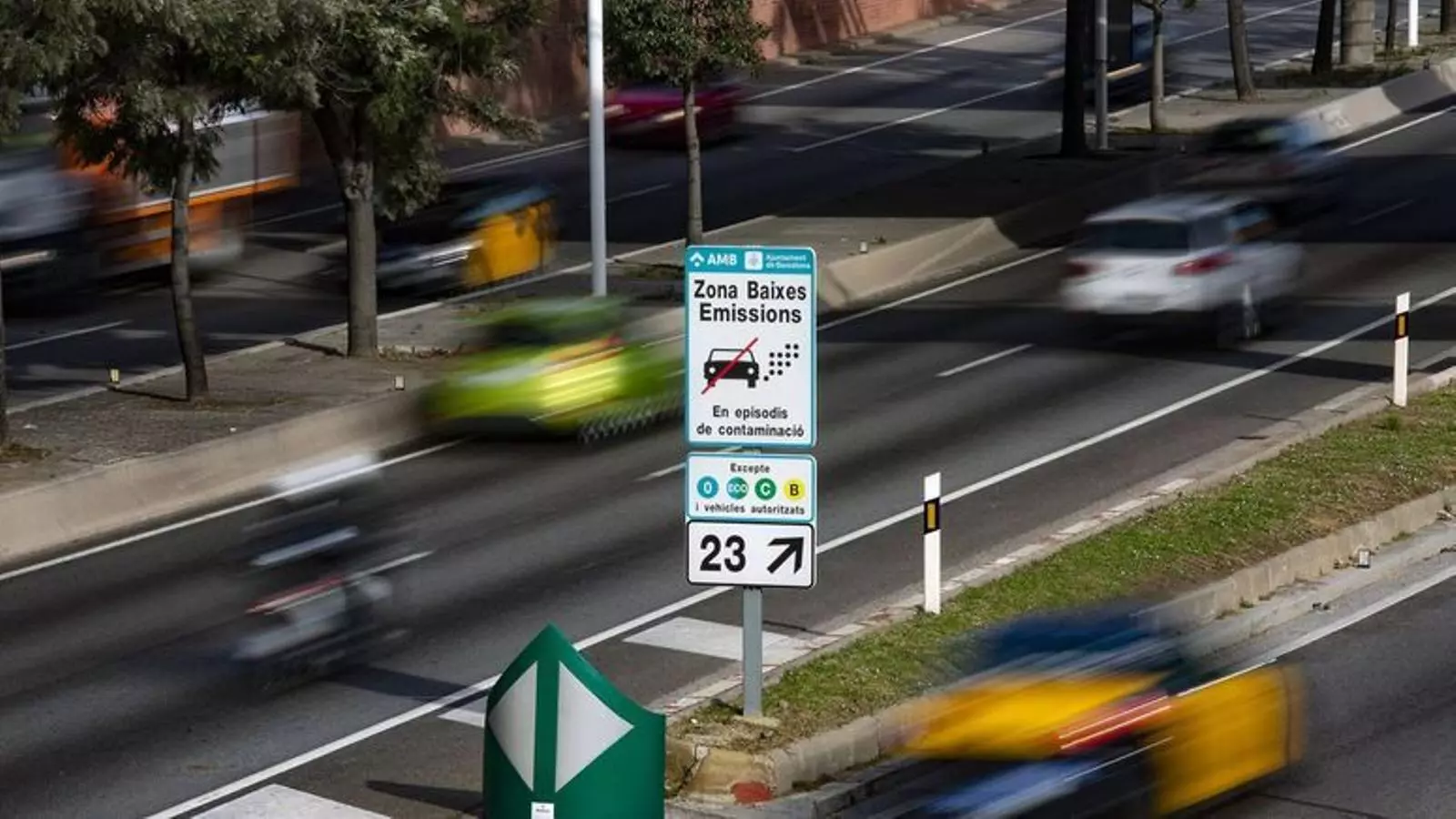 Un cartell indicant la zona de baixes emissions a la Ronda Litoral de Barcelona