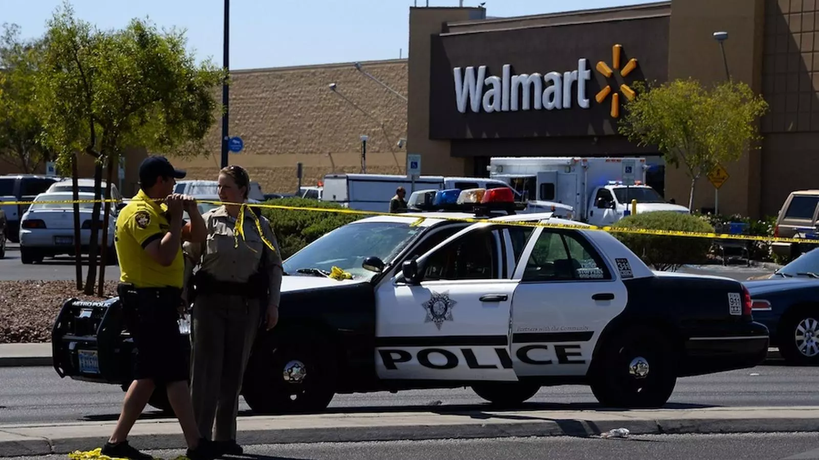Un civil ha mort a l'entrada de la botiga Wal-Mart en el tirotegi a Las Vegas. REUTERS