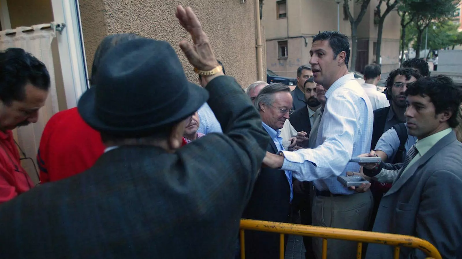 L'octubre del 2006, Josep Piqué, llavors candidat del PP a la Generalitat, va visitar el barri de Sant Roc de Badalona i va ser escridassat per molts veïns d'aquest barri, que rebia gran part de la pressió migratòria. García Albiol va haver de rescatar-lo de les ires dels veïns i va aprofitar l'ocasió per llançar el seu missatge xenòfob contra els immigrants irregulars i també contra les polítiques socialistes, que dominaven llavors els governs de l'Estat, la Generalitat i l'Ajuntament de Badalona.