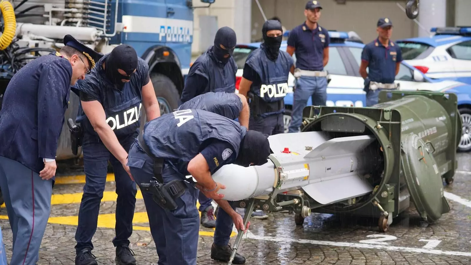 La policia italiana amb el míssil confiscat durant una batuda contra l'extrema dreta del país.