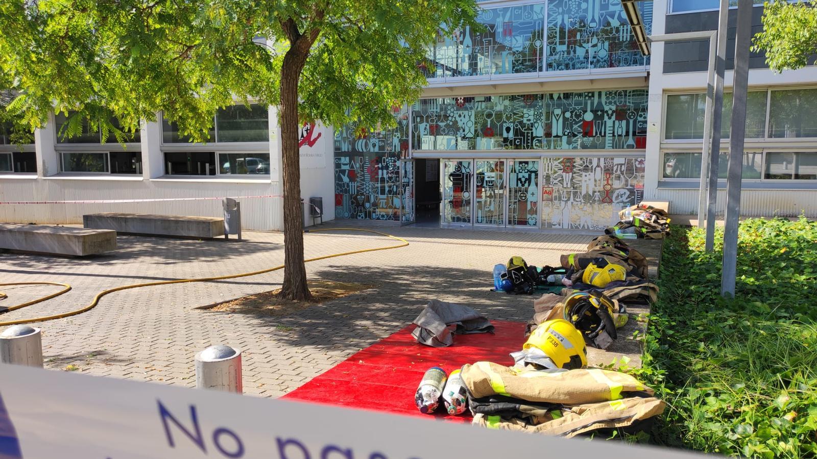 Dispositivo de los Bomberos a las puertas del laboratorio.