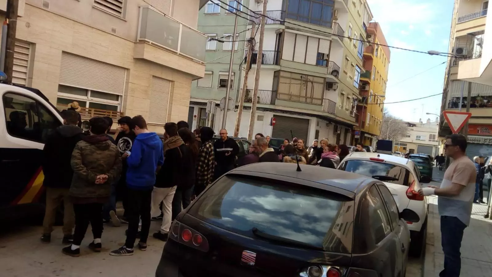 Imatge dels veïns i els activistes fora de l'habitatge del carrer Onofre de Palma.
