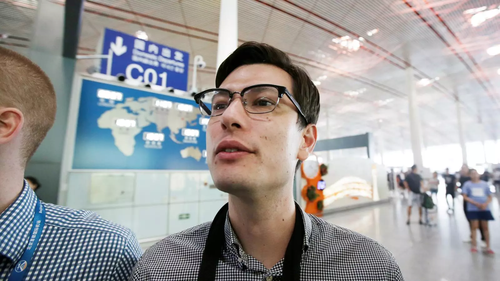 L'estudiant australià desaparegut fa una setmana a Corea del Nord, Alek Sigley, a l'aeroport internacional de Pequín.