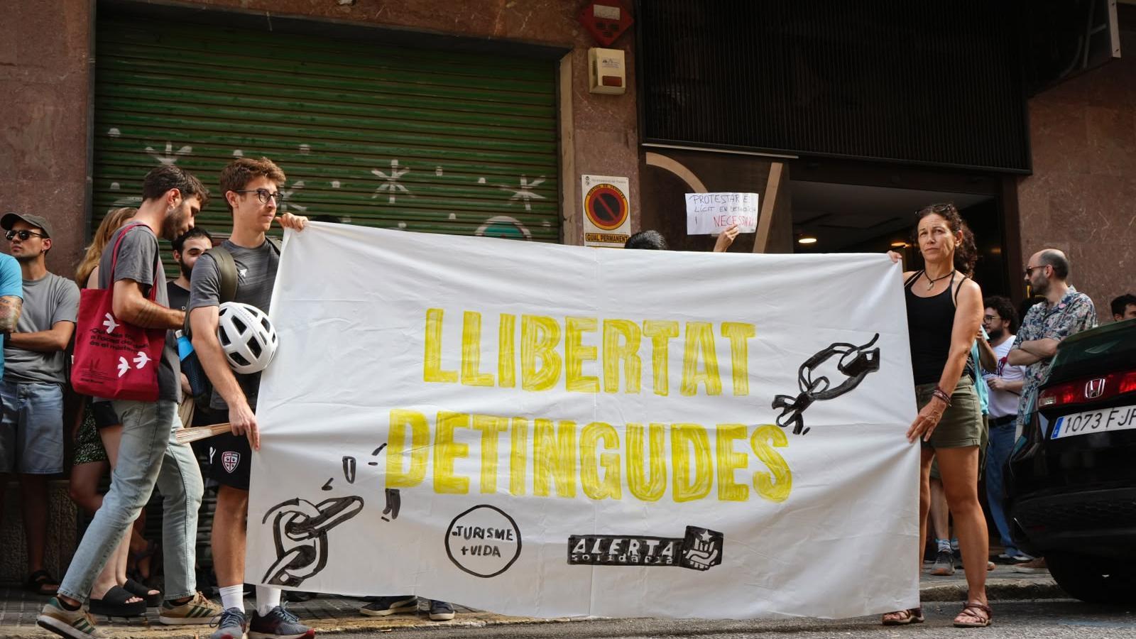 Protesta en el marco de las detenciones de las activistas