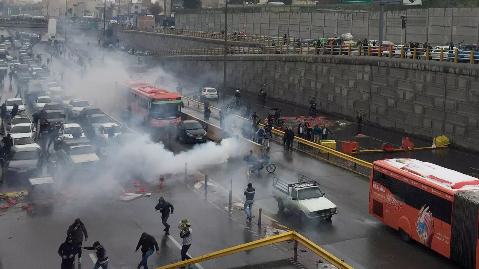 Els iranians surten als carrers en protesta contra el racionament de la benzina