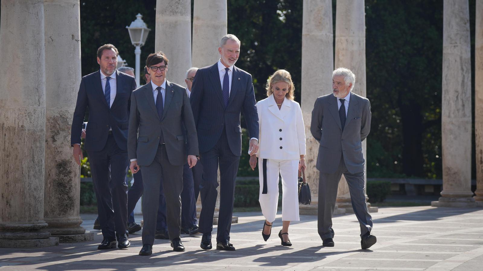 El ministro de Transportes y Movilidad Sostenible, Óscar Puente; el presidente de la Generalitat, Salvador Illa y el Rey Felipe VI, al llegar a la celebración del acto de homenaje a Juan Antonio Samaranch, en el Palauet Albéniz, en Barcelona.