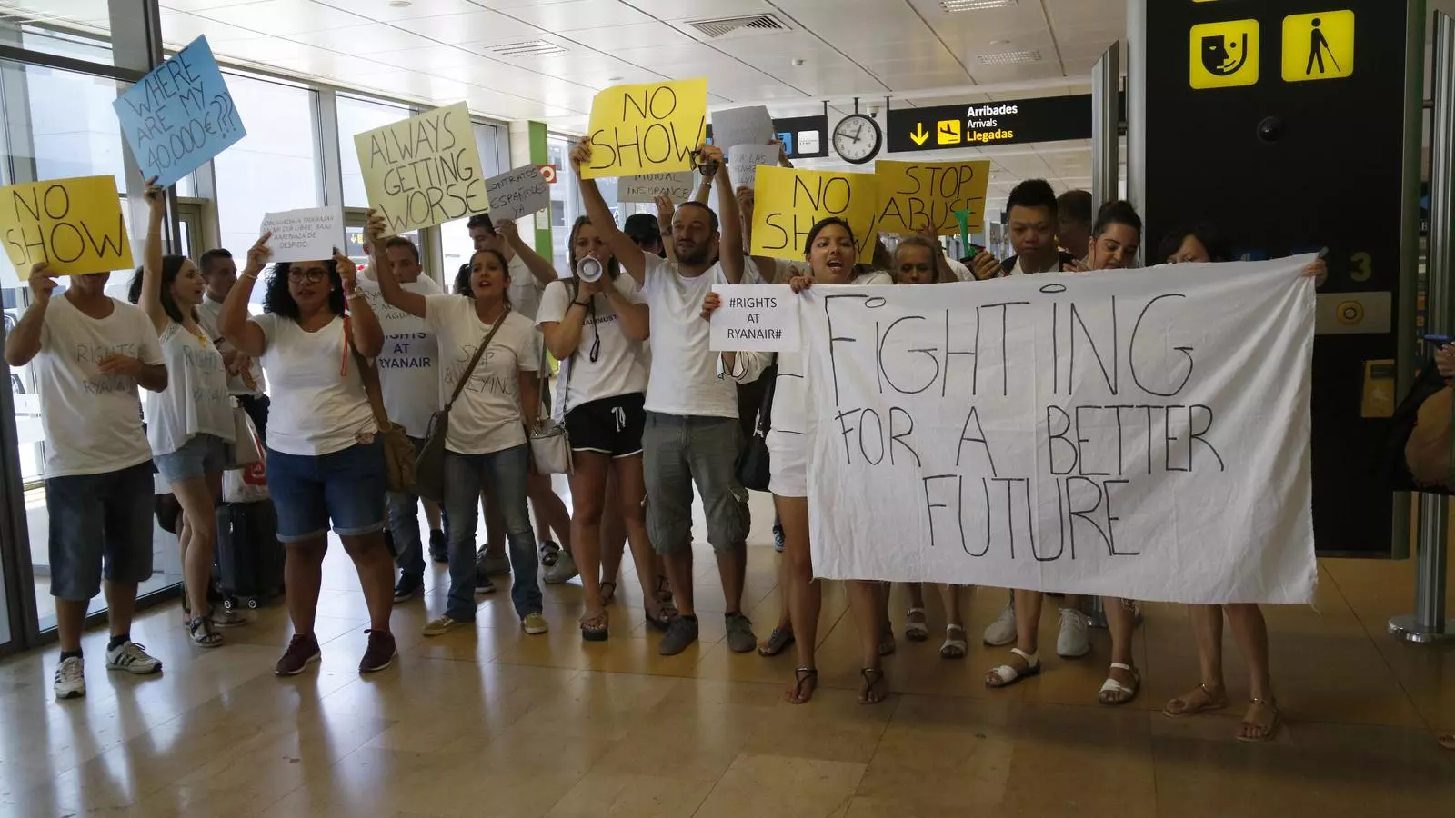 Una trentena de treballadors de Ryanair es manifesten a l'aeroport de Girona