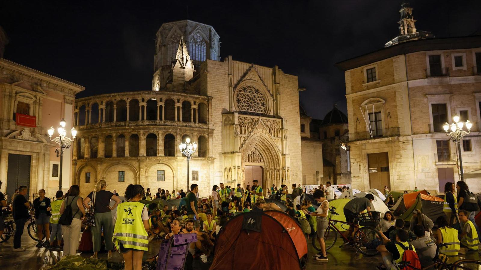 Some of the teachers who have started a camp in the Plaza de la Virgen in Valencia.