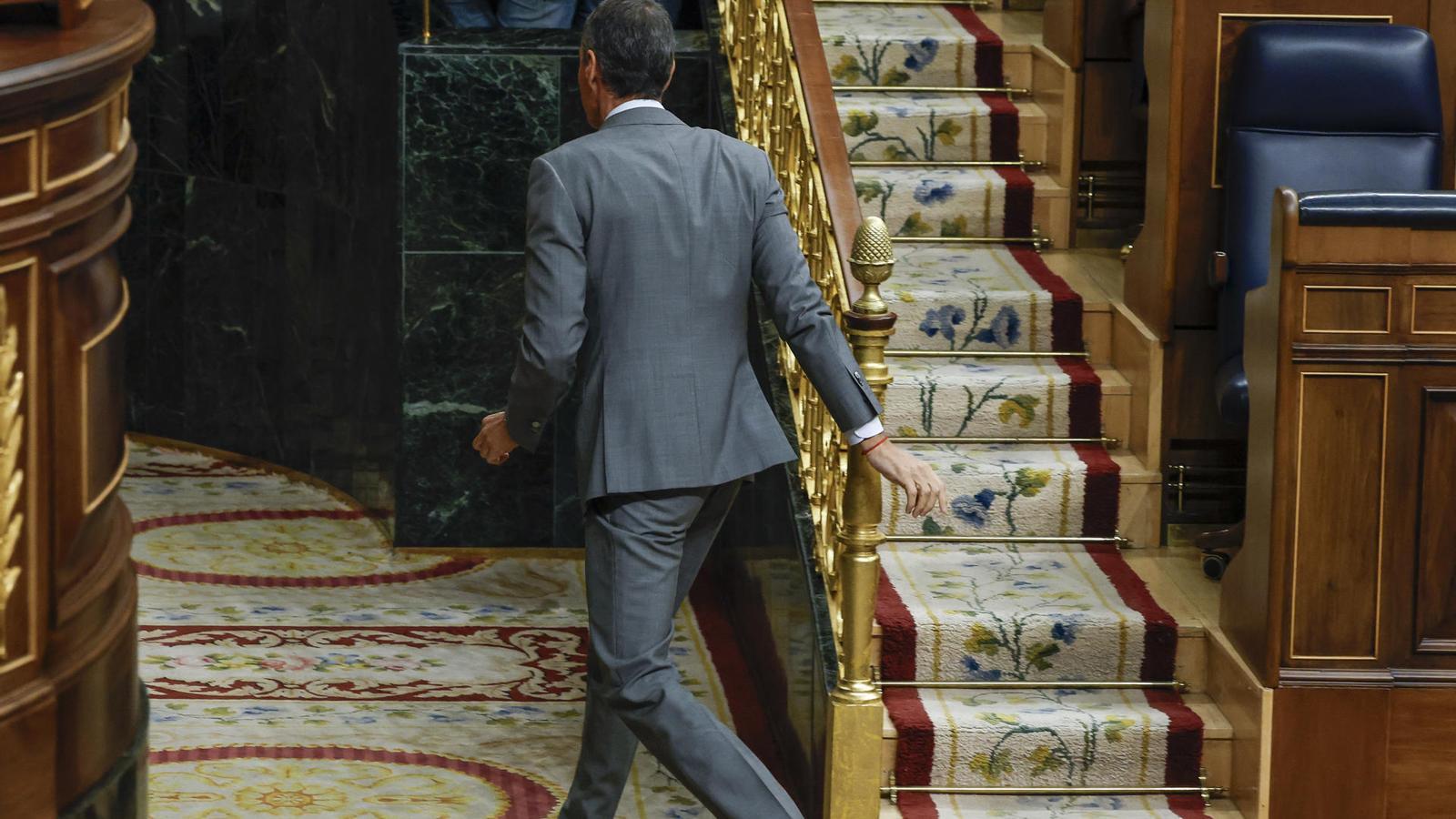El presidente español, Pedro Sánchez, marchándose del hemiciclo del Congreso después de que cayeran los dos decretos de vivienda