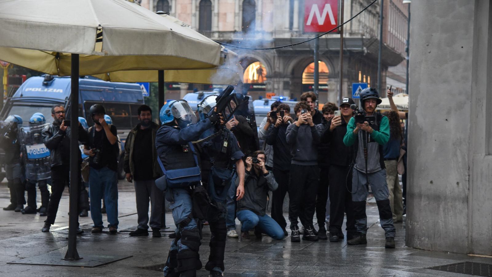 Anti-riot agents during a protest this Sunday in Milan.