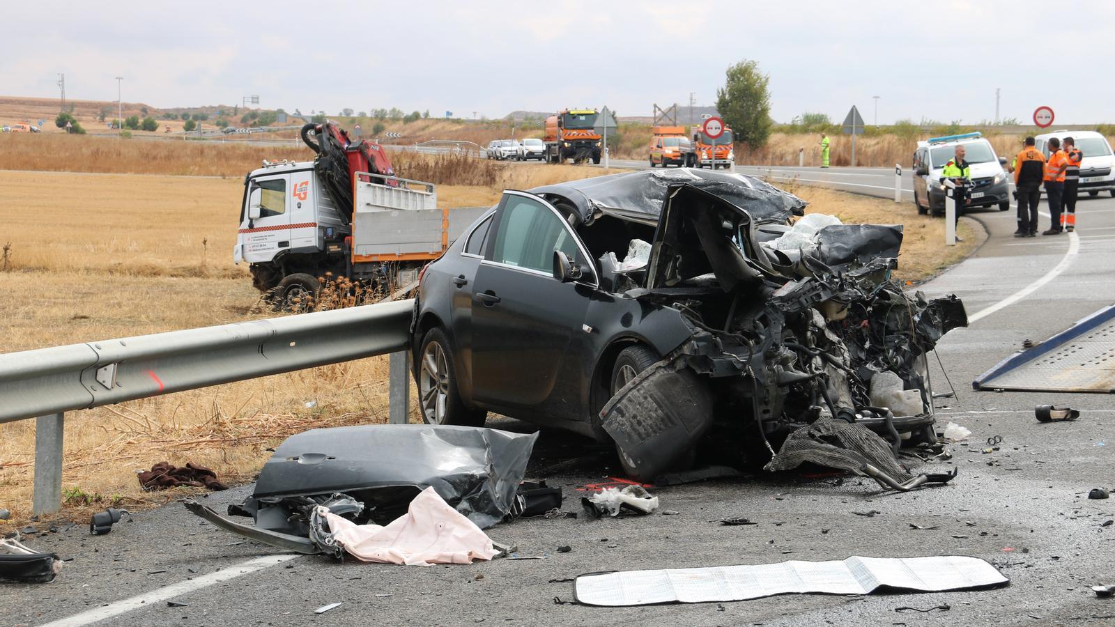 Remains of the vehicle involved in the fatal accident on the A-14R2 in Almenar.