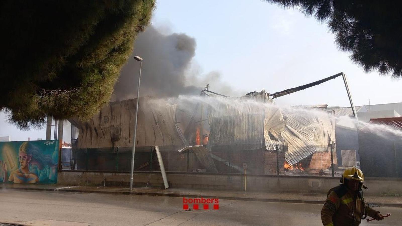 Fire at a cosmetics company in Lliça de Vall.