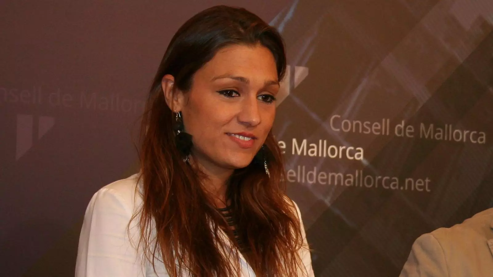 La directora insular d'Hisenda, Cristina Ballester, i el conseller insular Cosme Bonet.