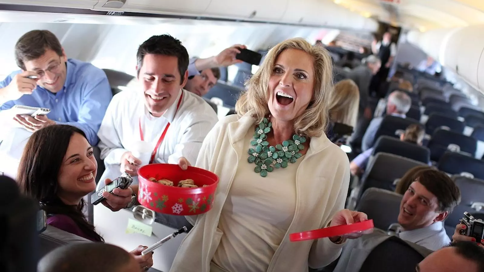 Ann Romney, la dona del candidat republicà, dilluns en l'avió camí de Tampa. GETTY