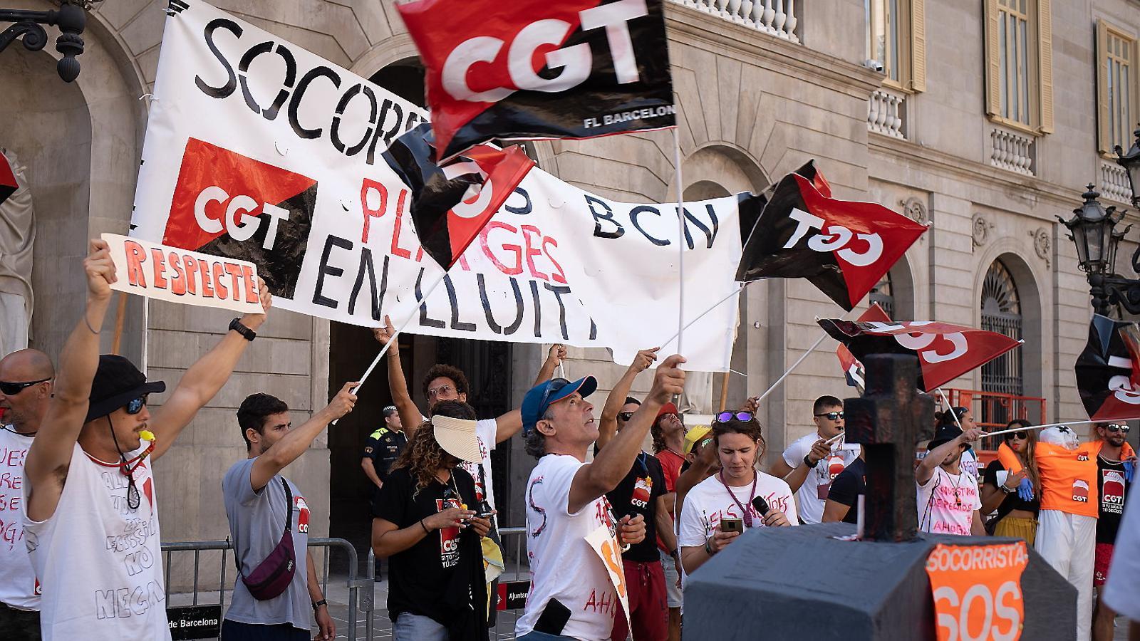 Barcelona lifeguards begin an indefinite strike
