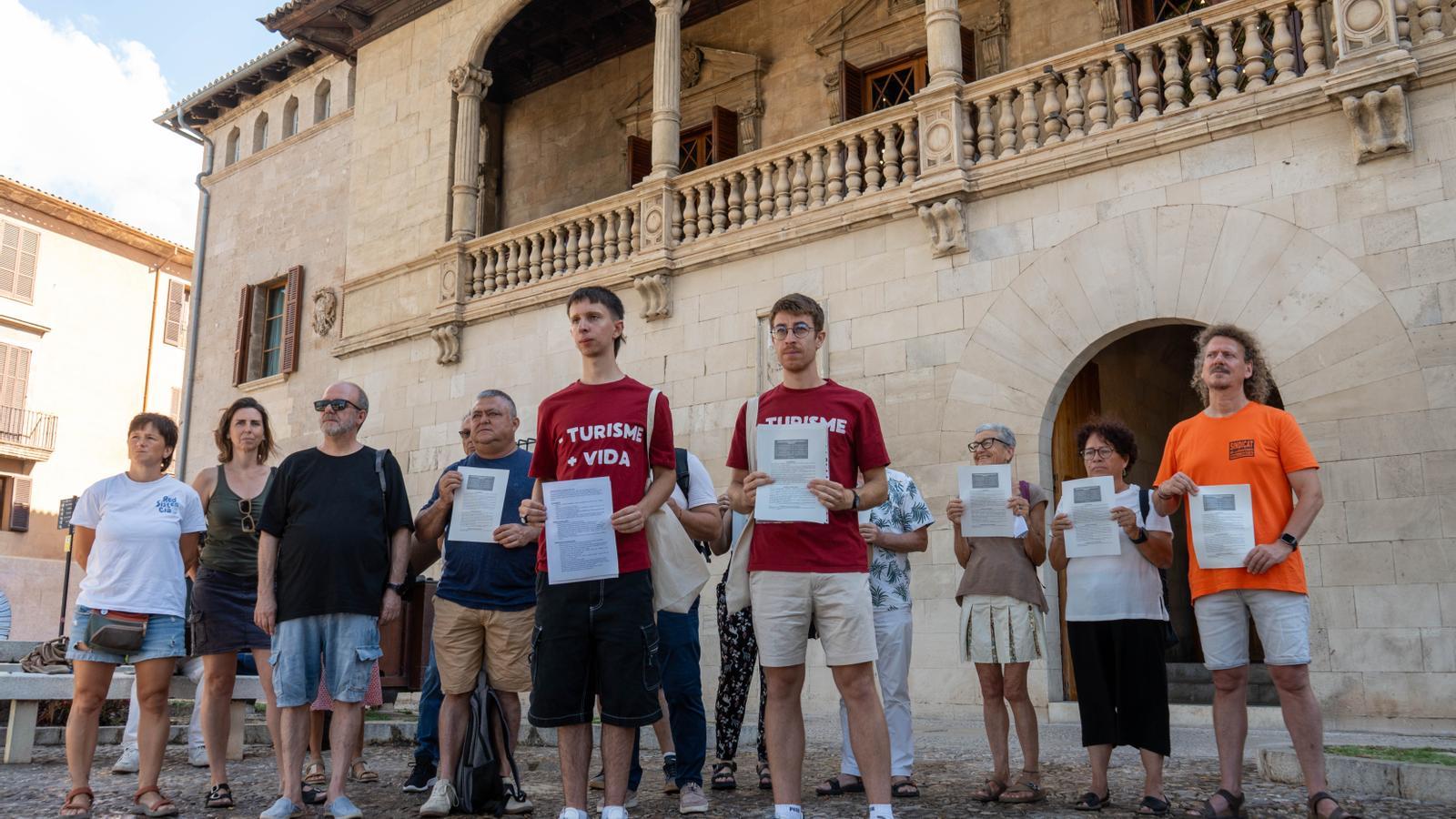 Pressekonferenz der Plattform Weniger Tourismus, Mehr Leben vor dem Consolat de Mar