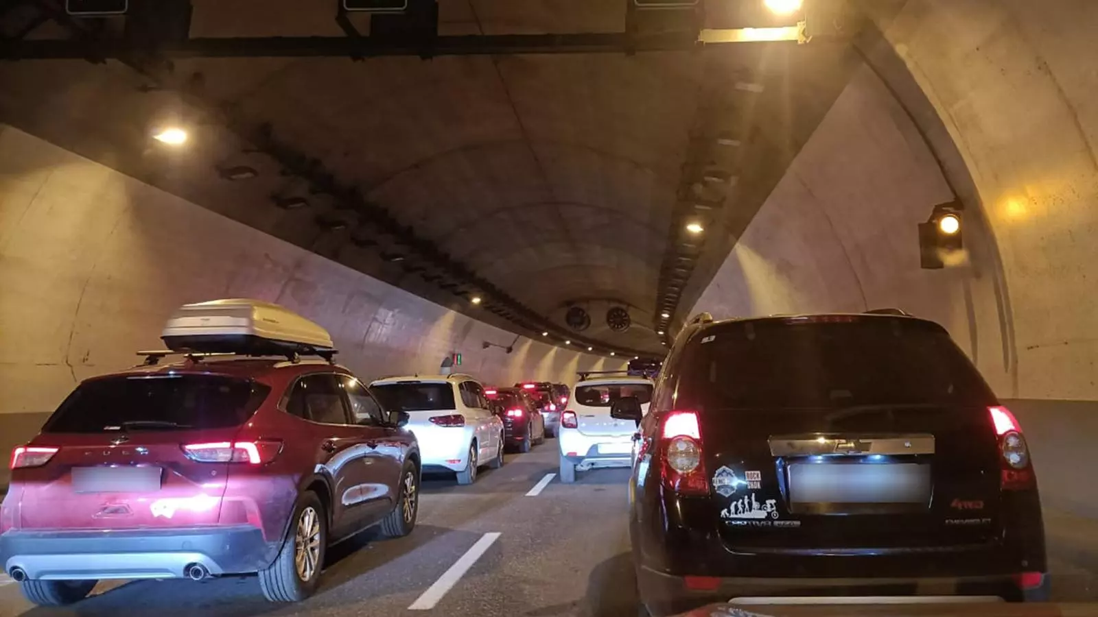 Vehicles aturats al túnel de la Tàpia.
