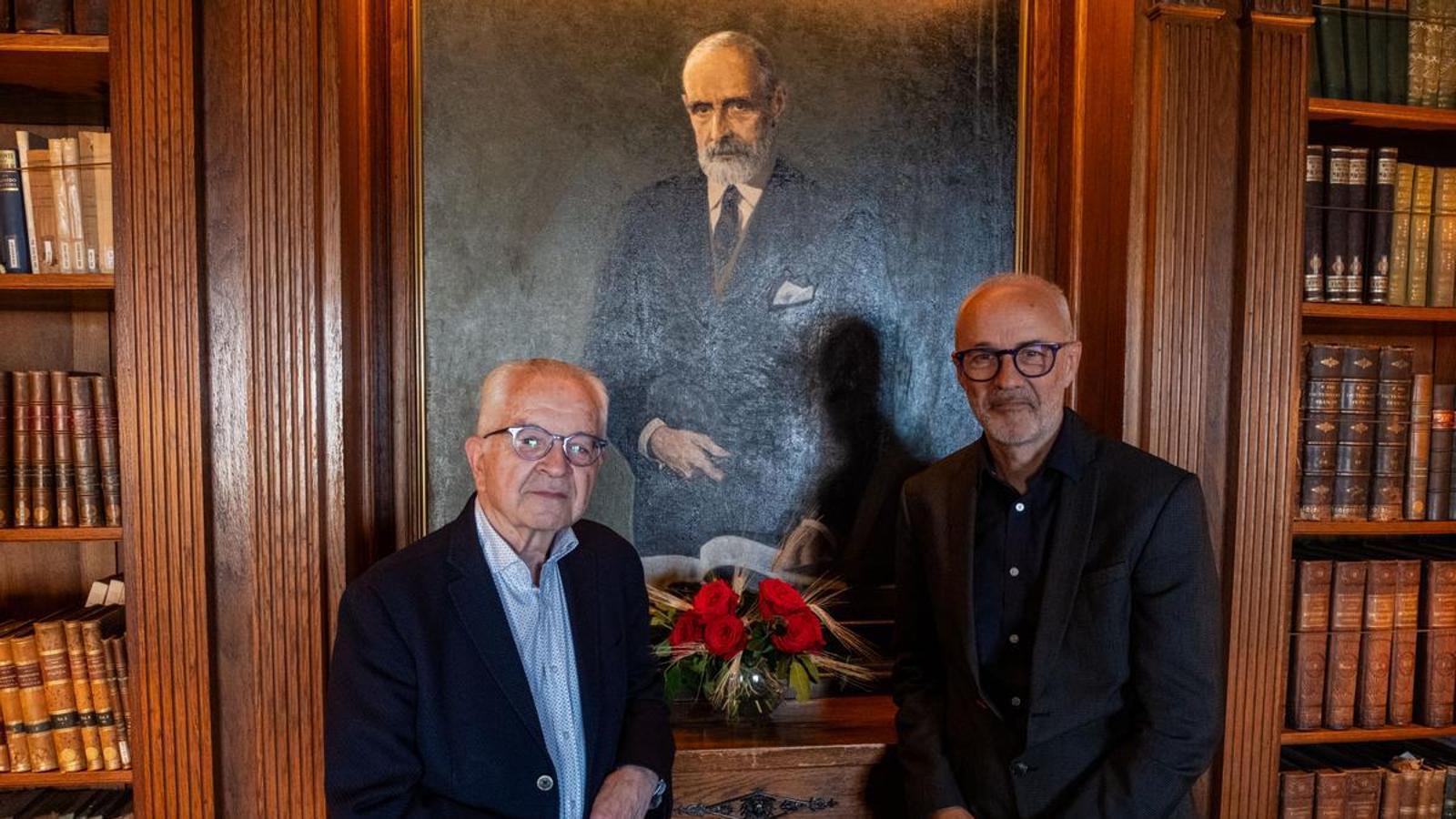 Borja de Riquer and Ignasi Aragay in front of a portrait of Francesc Cambó.