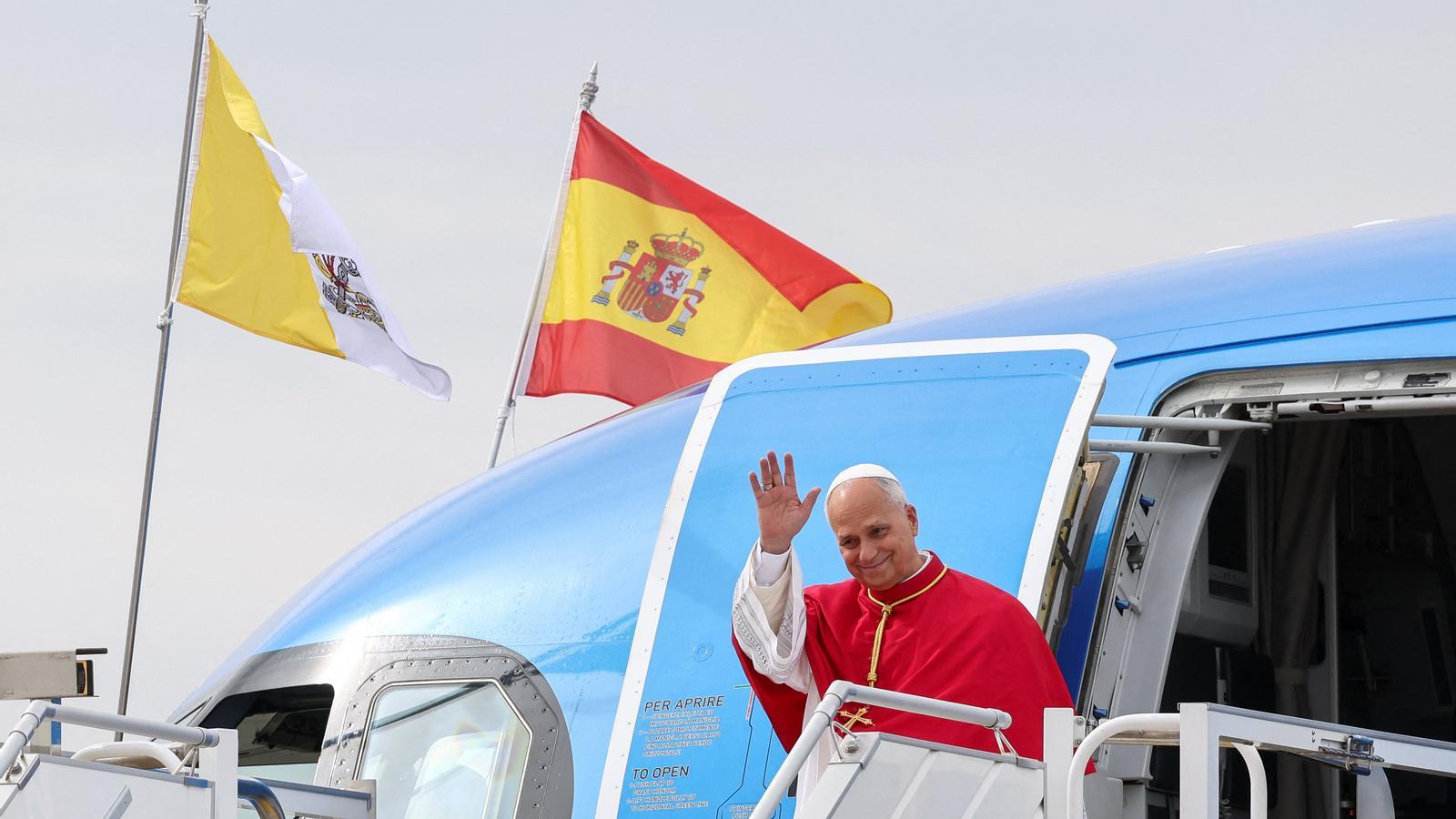 El Papa León XIV desembarca del avión papal al llegar al Aeropuerto Internacional Adolfo Suárez Madrid-Barajas, para iniciar su viaje apostólico, en Madrid, España, 6 de junio de 2026. REUTERS/Yara Nardi