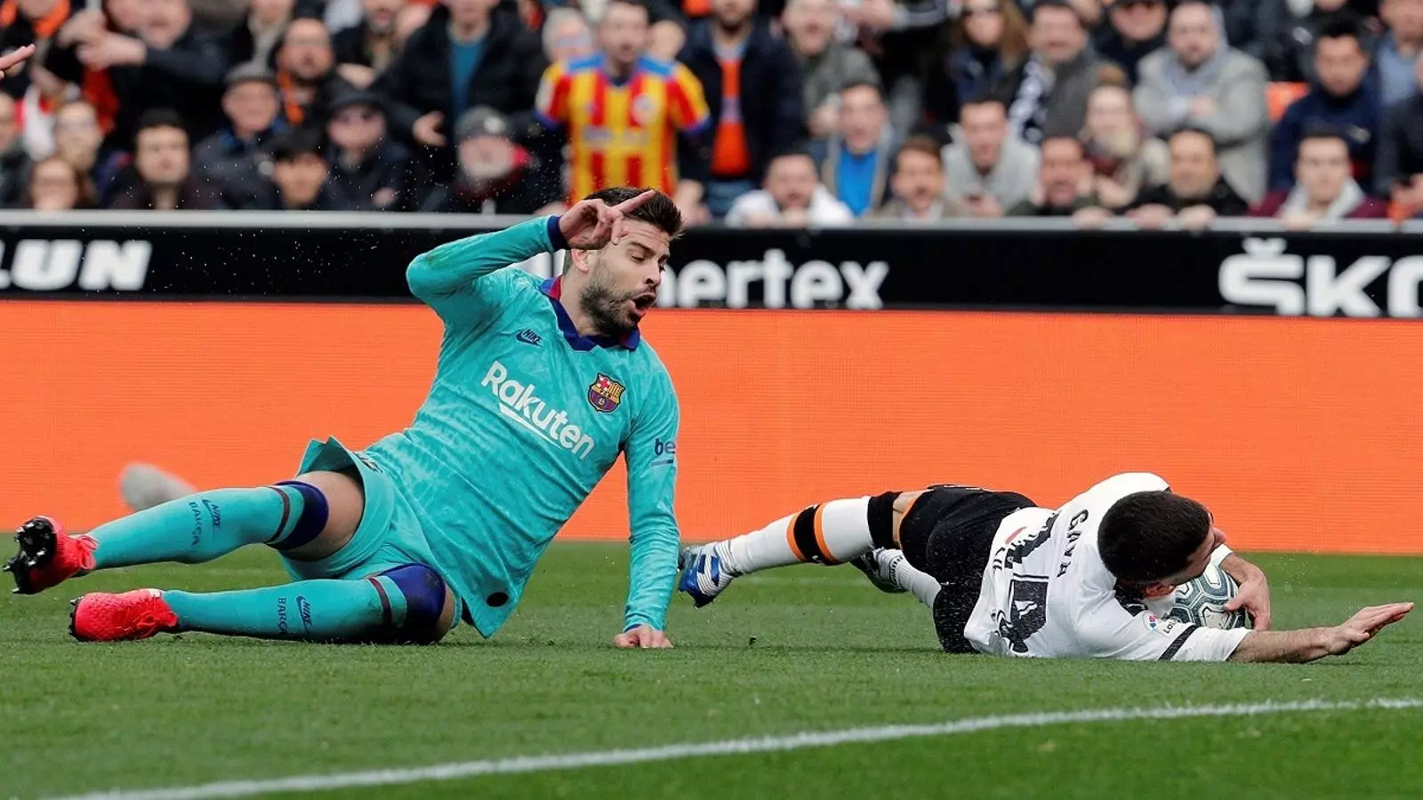 Gerard Piqué ha comès penal després de fer caure Gayà