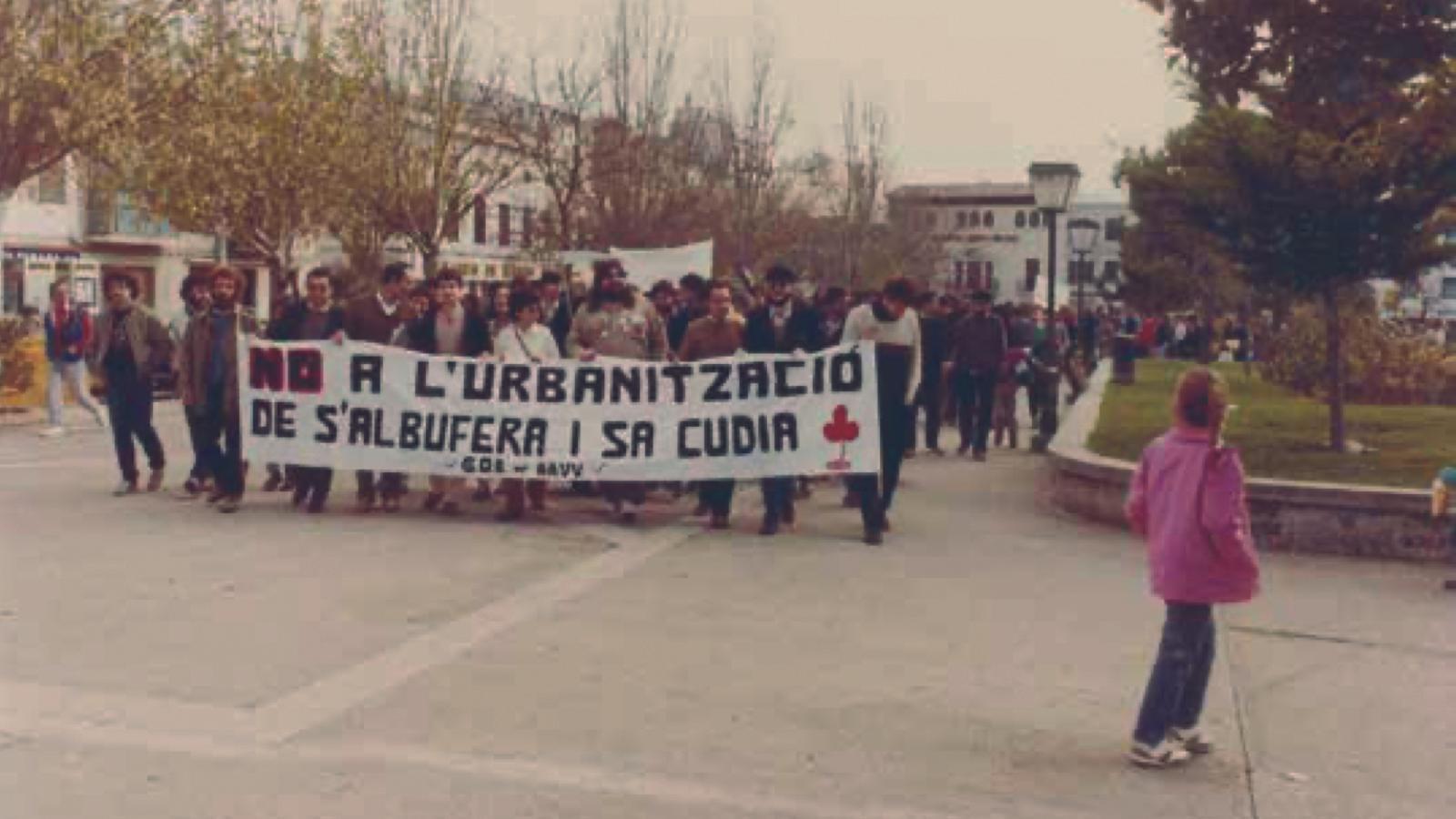 Manifestación organizada por el GOB y las asociaciones de vecinos de Maó el 22 de diciembre de 1985 en la plaza de la Esplanada de Maó.