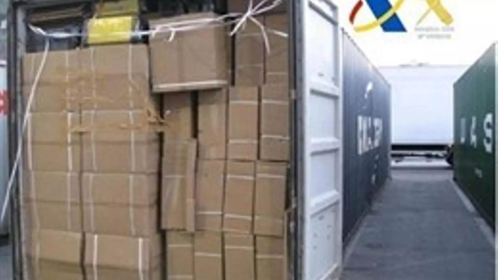 Un dels contenidors de mercaderies amb el tabac amagat