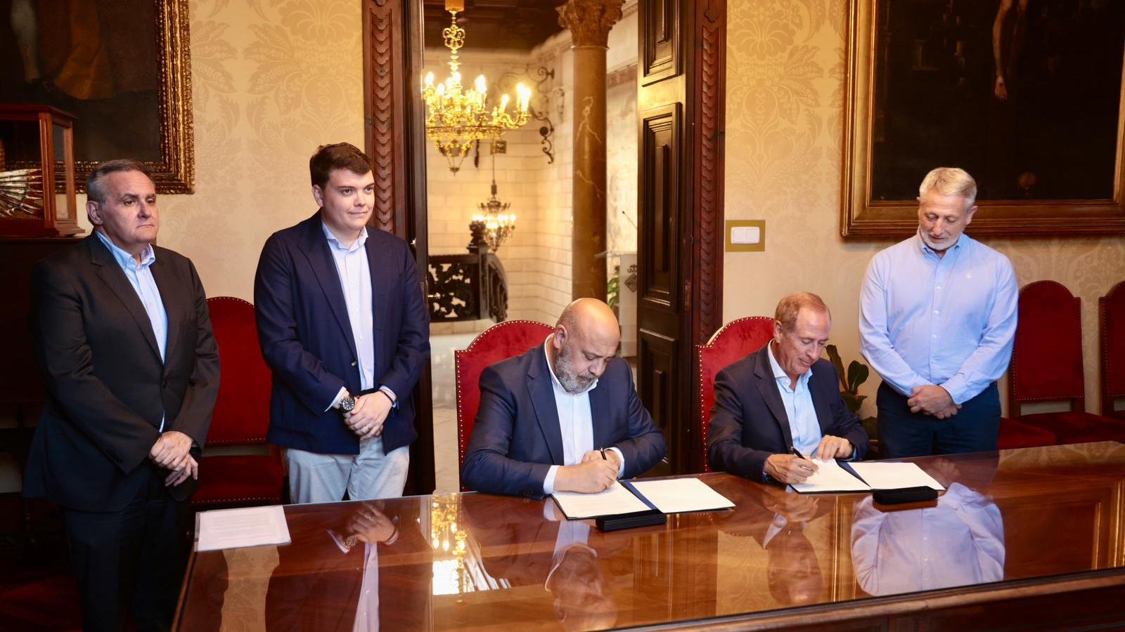 The mayor of Palma, Jaime Martínez, and the Water Cycle councillor, Juan Manuel Lafuente, have signed the protocol.