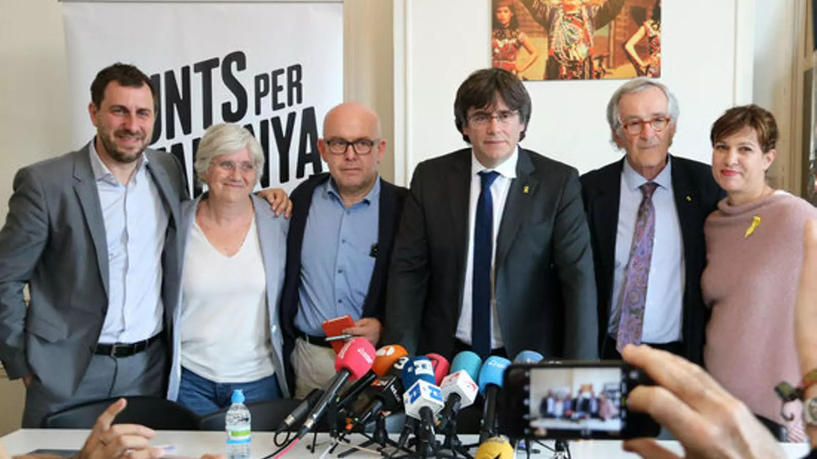 Els caps de llista de Lliures per Europa (Junts) i els seus substituts provisionals, en una roda de premsa a Brussel·les