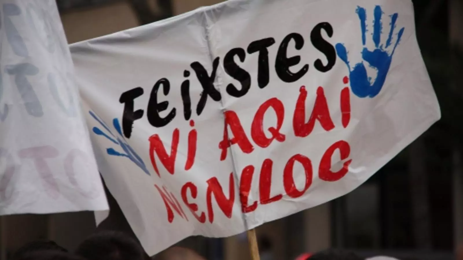 'Feixistes, ni aquí ni enlloc', clamava una pancarta en una manifestacio pel tancament / ACN
