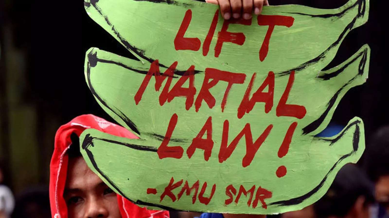 Un home reclama la retirada de la llei marcial, a Manila.