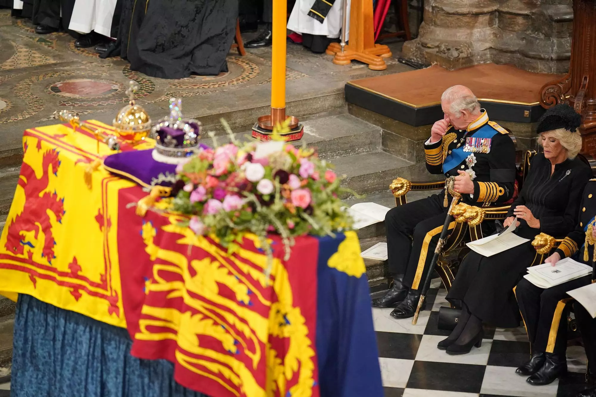 El rei de Gran Bretanya Carles III i la Gran Bretanya Camilla, Reina Consort seuen davant del taüt de la reina Isabel II durant el seu funeral estatal a l'Abadia de Westminster a Londres el 19 de setembre de 2022.
