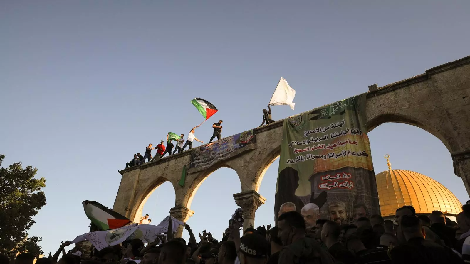 Un grupo de palestinos durante la celebración de la recta final del Ramadán a la mezquita de a el-Aqsa, en Jerusalén.