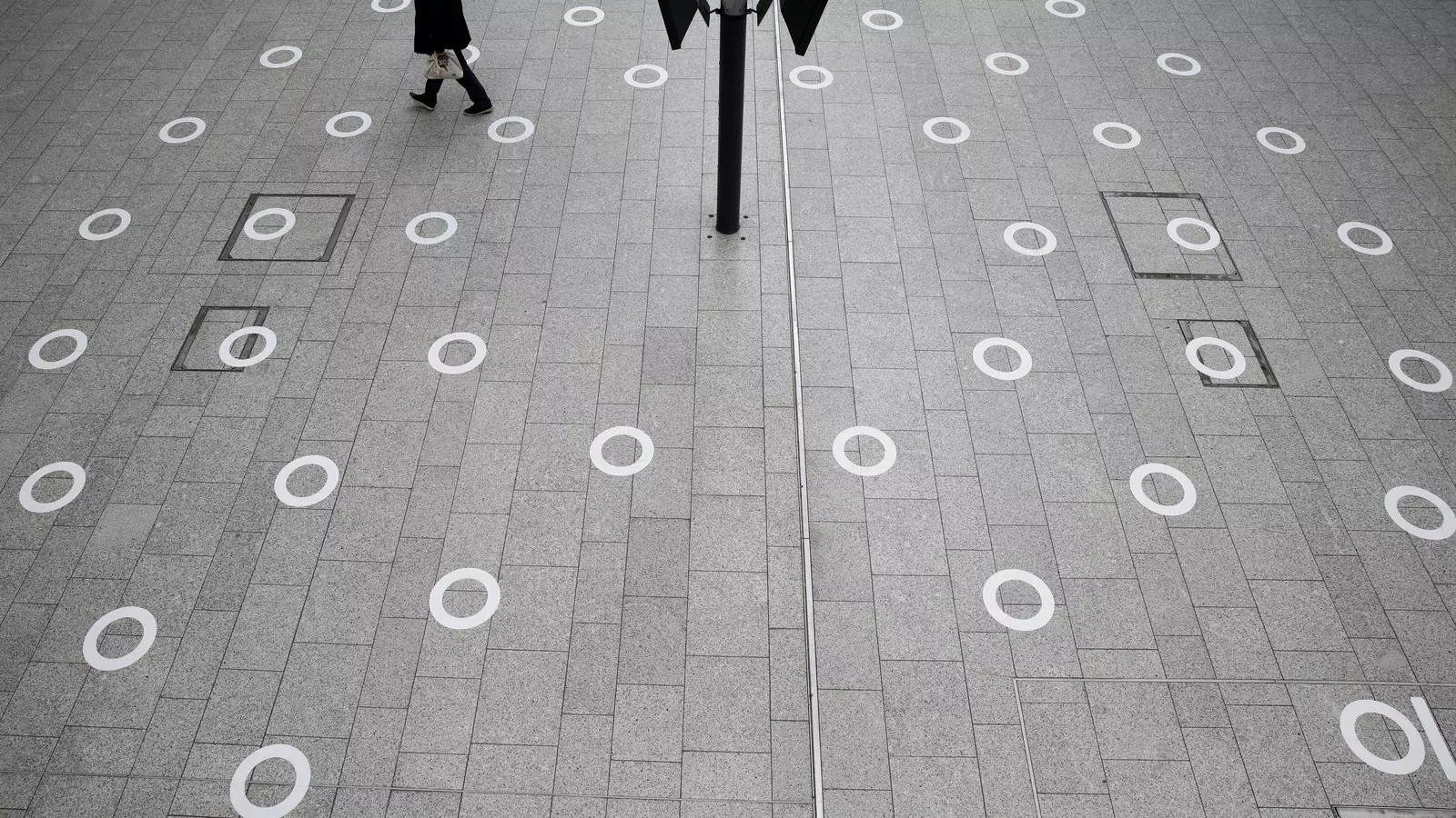 Cercles que marquen la distància de seguretat entre passatgers a les andanes de la Gare du Nord, a París