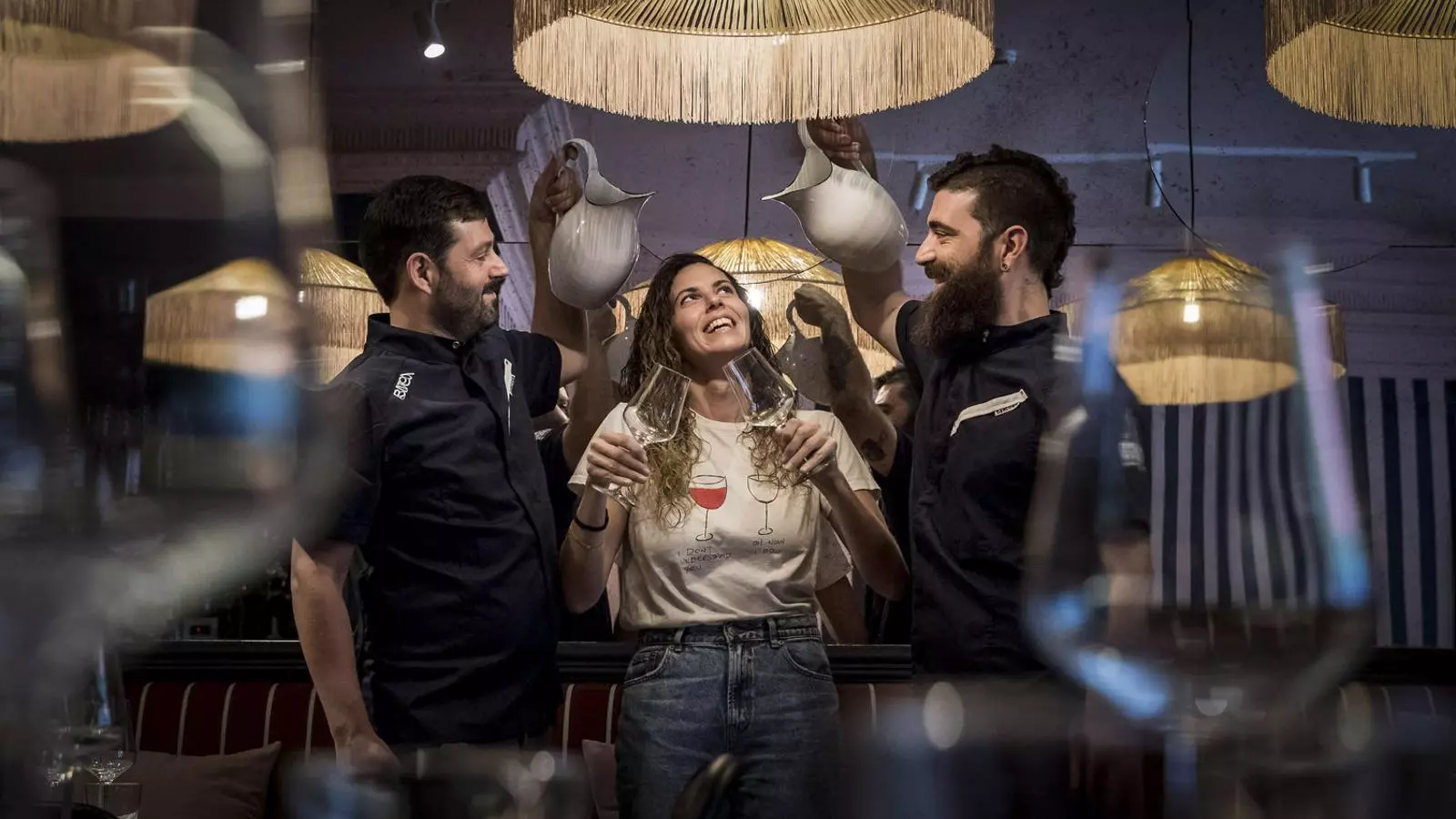 El Manu, la Marta i el Carles a la sala del restaurant.