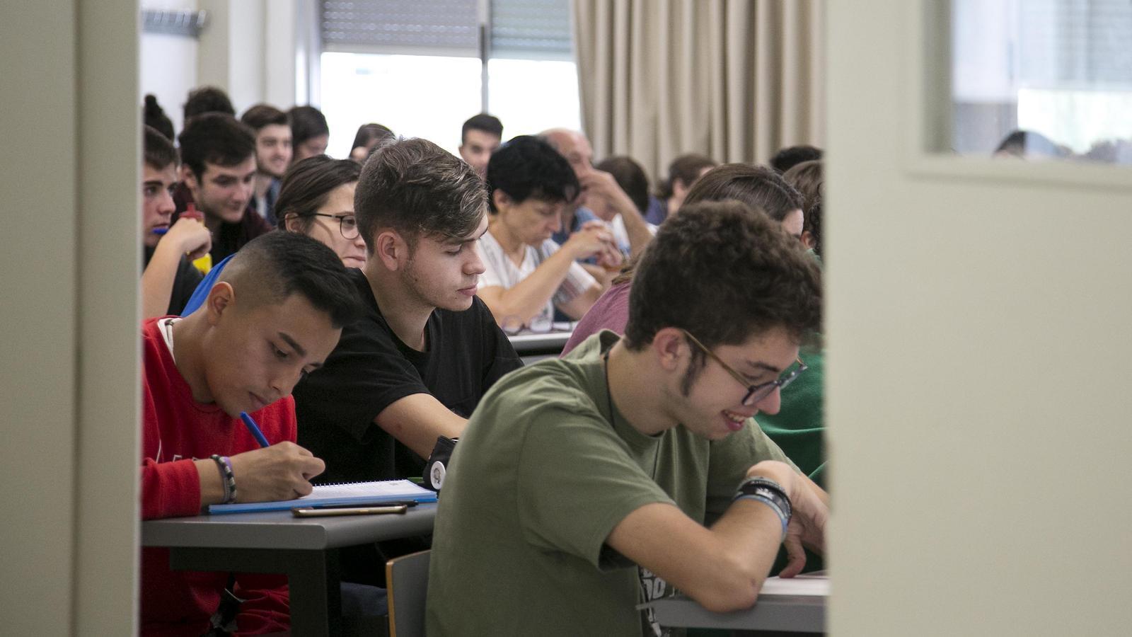 Estudiantes en un aula de la Universidad Autónoma de Barcelona, en una imagen de archivo