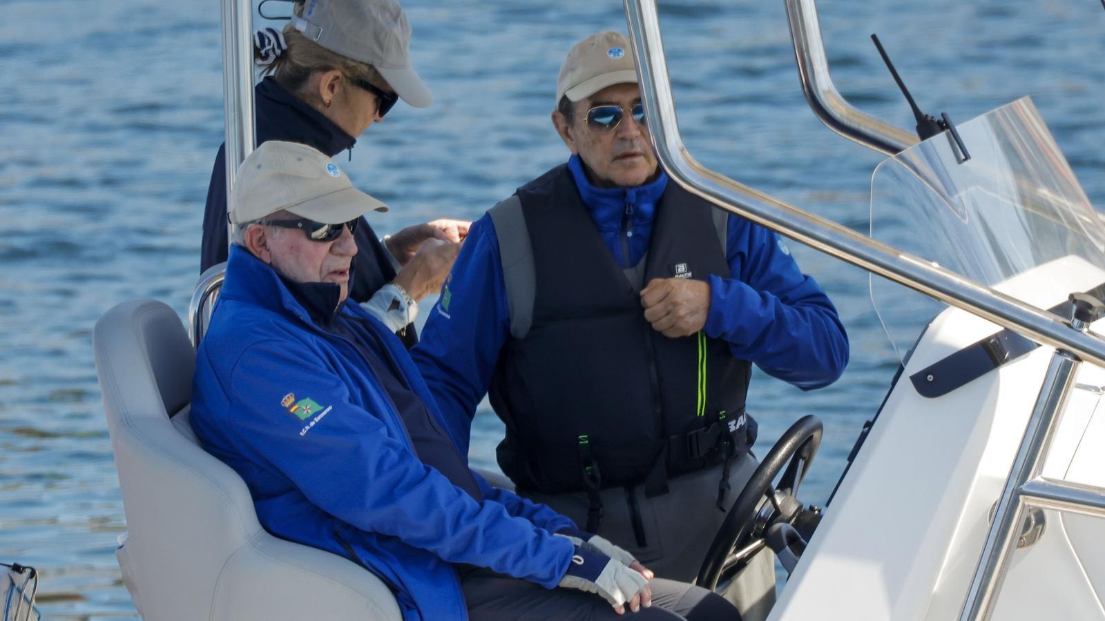 The emeritus king, Juan Carlos I, following the regattas on an auxiliary boat at Bribón