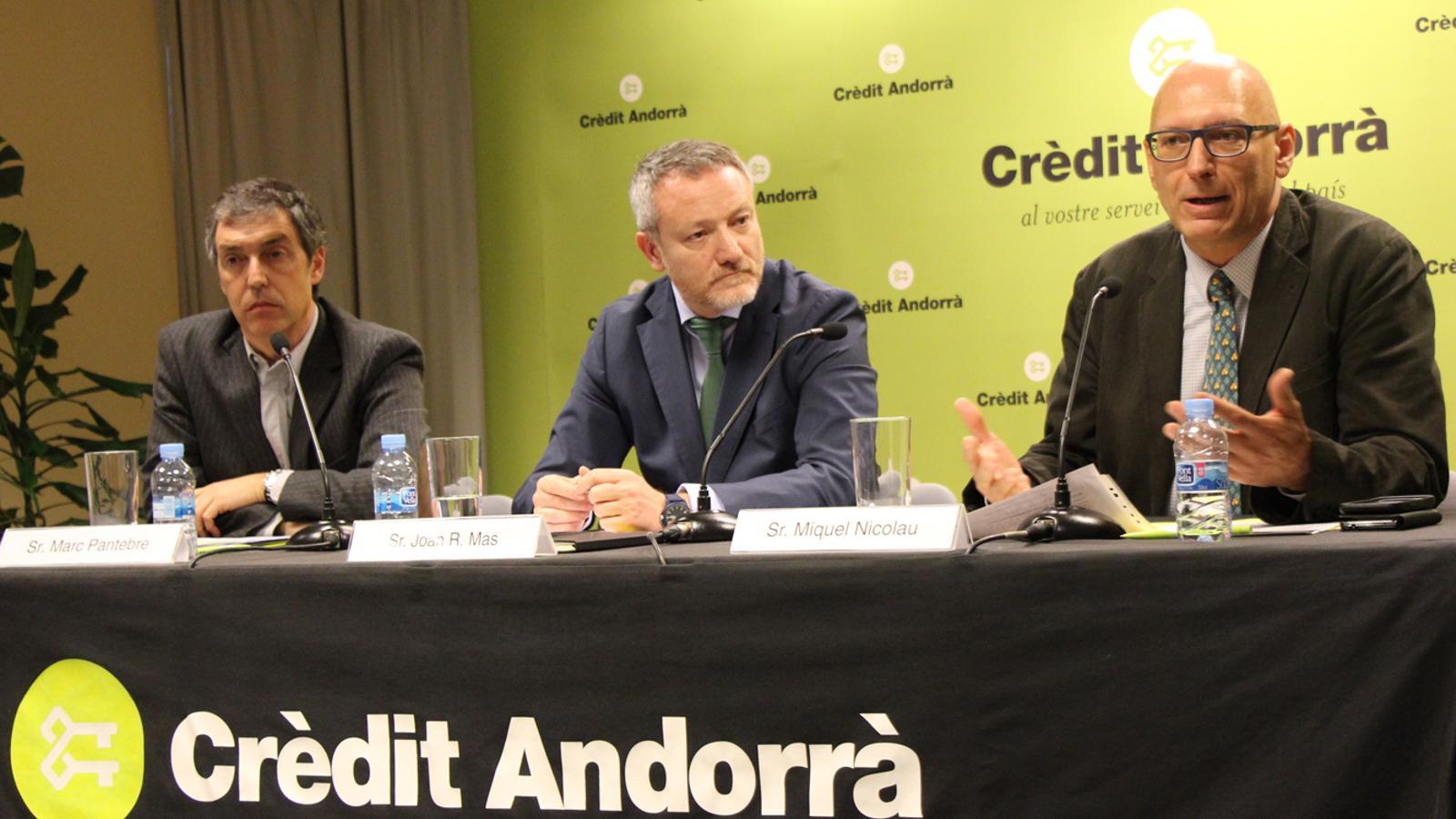 El president de la Cambra, Marc Pantebre; el director de Màrqueting de Crèdit, Joan R. Mas i el rector de l'UdA, Miquel Nicolau, durant la presentació
