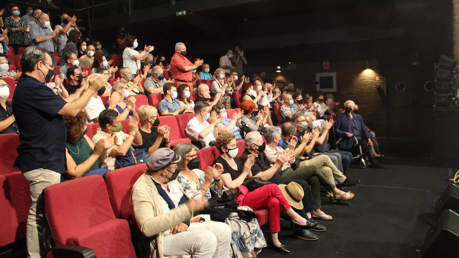 El cantant i productor audiovisual valencià, Lluís Miquel Campos (a la dreta de la imatge), aplaudit pels assistents a l'homenatge
