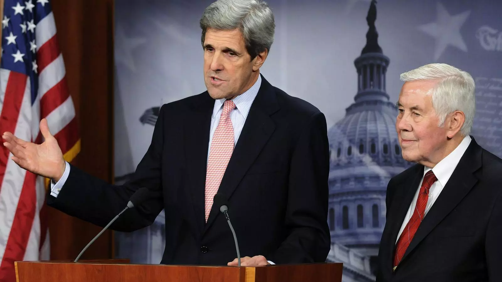 El senador demòcrata John Kerry, amb el republicà Richard Lugar.