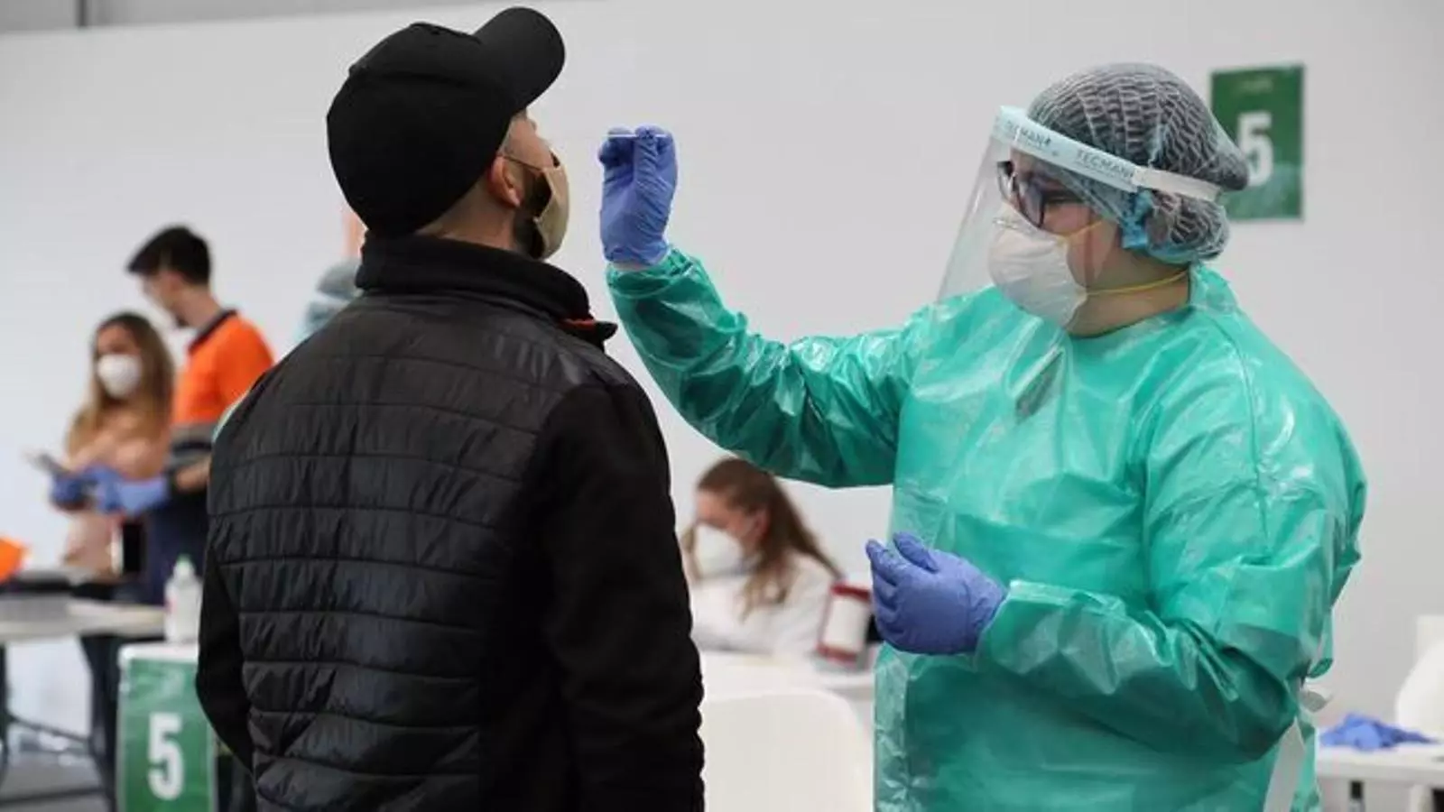 Personal sanitari fent la prova a un veí de la zona. / I. VELÁZQUEZ