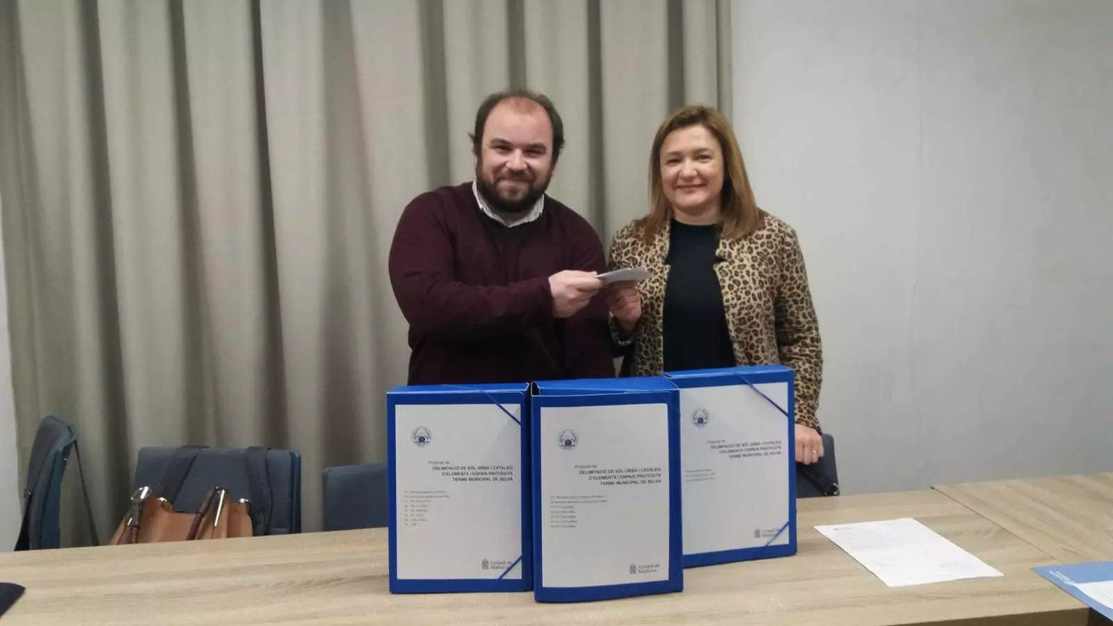 El batle, Antoni Frontera, rep de la consellera Garrido la documentació inicial per poder redactar un nou planejament.
