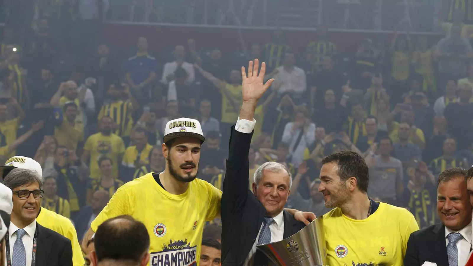 Zeljko Obradovic, entrenador del Fenerbahçe, amb el seu novè trofeu de campió de l’Eurolliga.