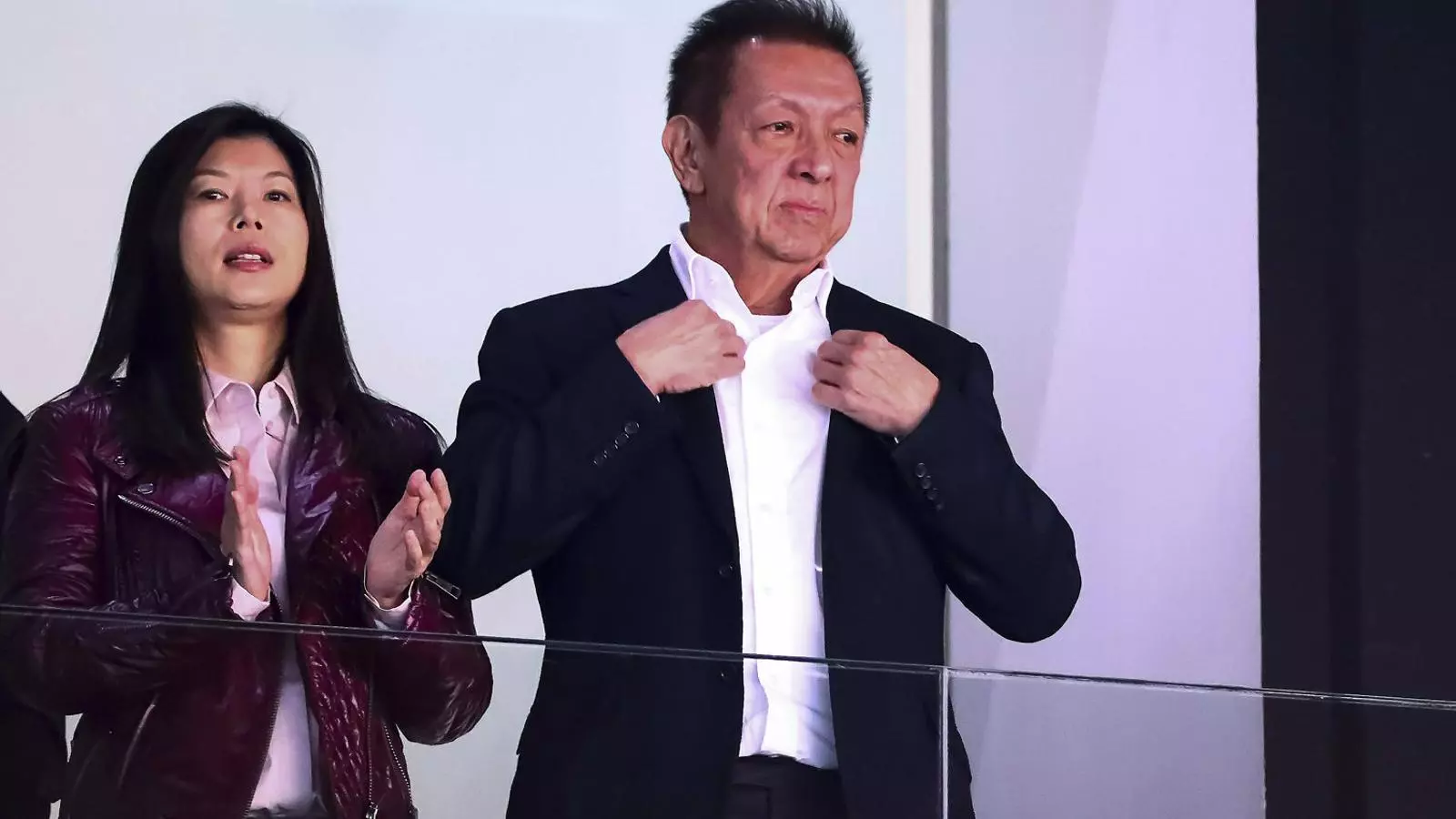 Peter Lim, a la dreta, seguint un partit del València des de les graderies de Mestalla.