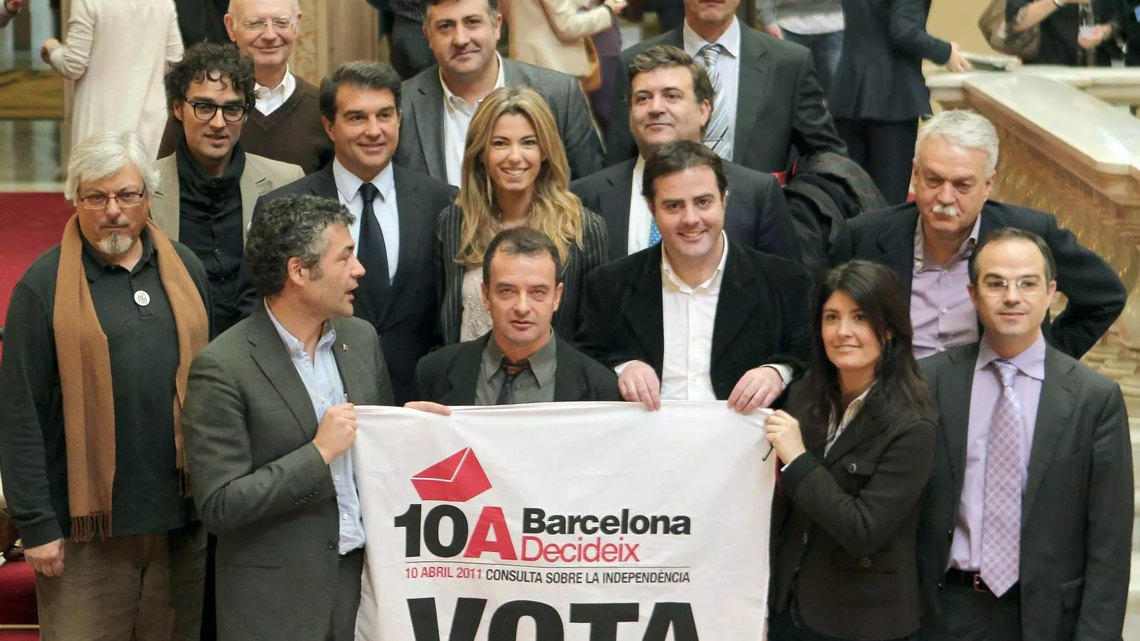 El representants de Barcelona Decideix ahir al Parlament amb membres dels partits que van donar suport a la moció que avala les consultes independentistes.