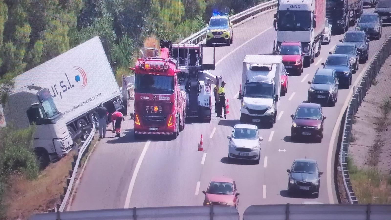El camión accidentado en la AP-7.