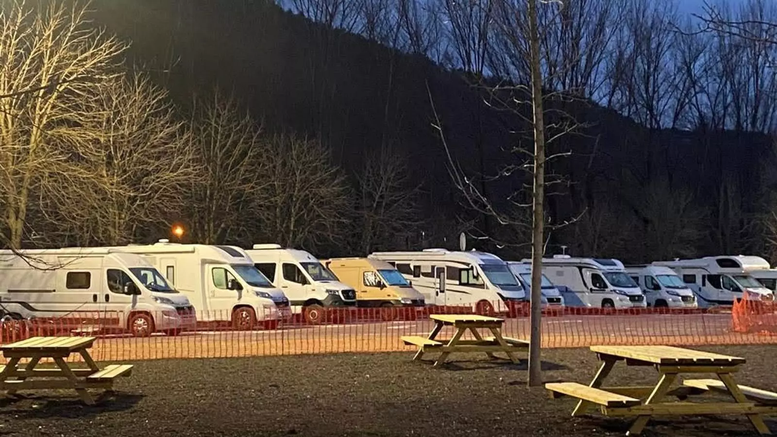Autocaravanes en una zona autorizada en Ripoll.