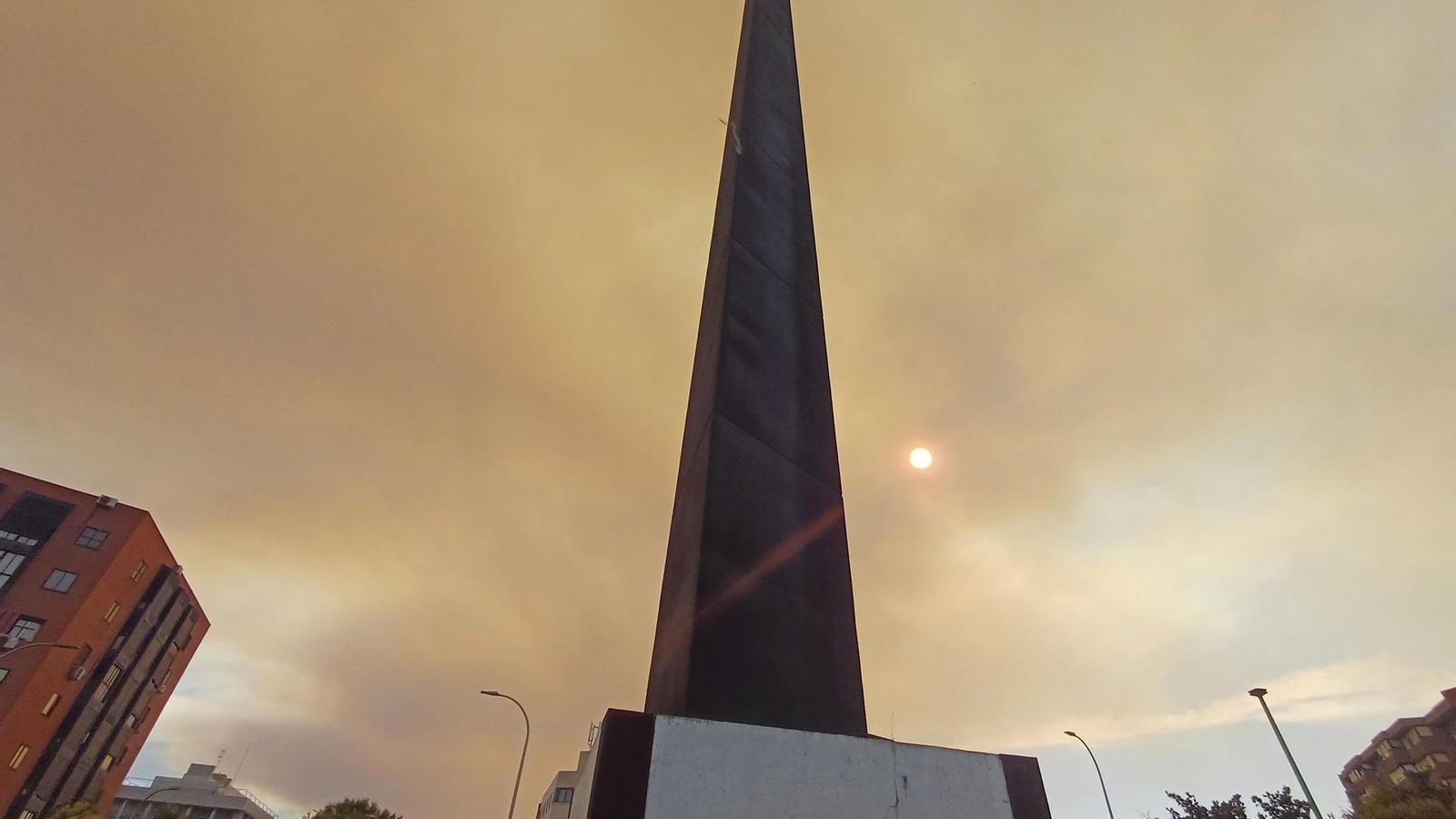 Smoke and ash from a forest fire in Méntrida, Toledo, reaches as far as Madrid.